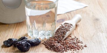 Leinsamen und Trockenpflaumen sind eine natürliche Hilfe bei Verstopfung. Dazu viel Wasser trinken! (Bild: udra11/stock.adobe.com)