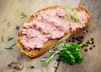 Leberwurstbrot auf einem Holztisch