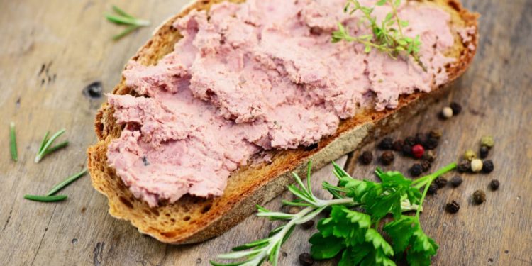 Leberwurstbrot auf einem Holztisch