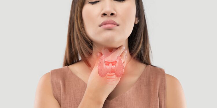 Frau hält die Hand vor ihren Hals auf Höhe der Schilddrüse, über der Hand ist eine grafische Darstellung der Schilddrüse zu sehen