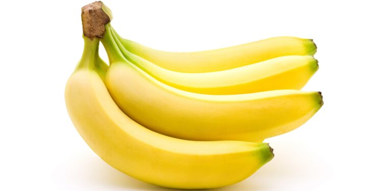 Gelbe Bananen vor weißem Hintergrund