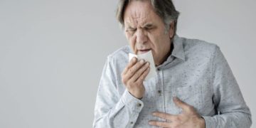 Blutuger Auswurf ist immer ein ernstzunehmendes Symptom und sollte umgehend ärztlich untersucht werden. (Bild: sebra/fotolia.com)