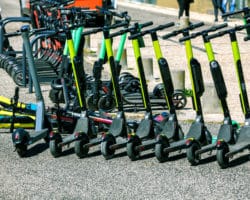Mehrere geparkte E-Scooter