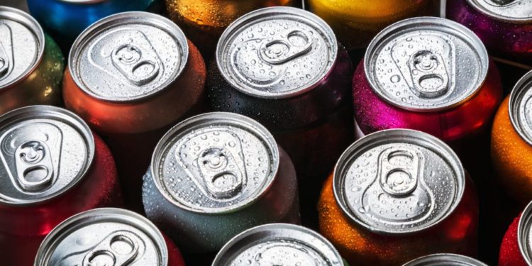 Mehrere verschlossene Softdrink-Dosen