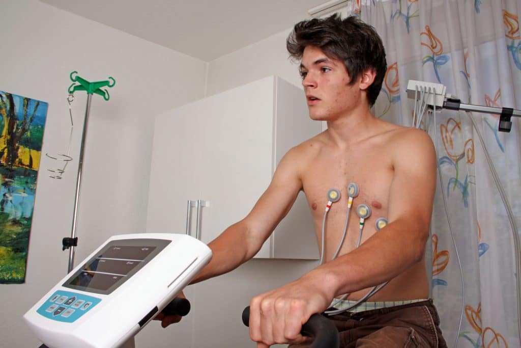 Junger Mann beim Belastungs-EKG.