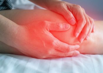 Haände auf schmerzendem Knie