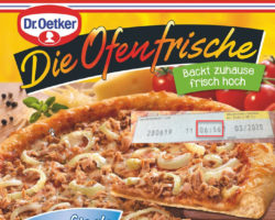 Ein Karton Tiefkühlpizza von Dr. Oetker