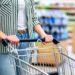 Frau schiebt Einkaufswagen im Supermarkt