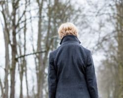 Traurige Frau im Winter