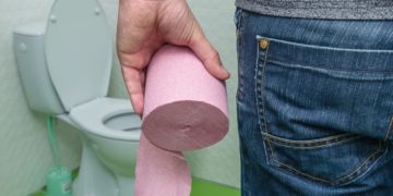 Schwarzer Stuhlgang kann auf ernste Gesundheitsbeschwerden hindeuten und sollte im Zweifelsfall ärztlich abgeklärt werden.(Bild: Evgen/stock.adobe.com)