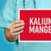 Arzt hält ein rotes Schild mit der Aufschrift Kaliummangel.