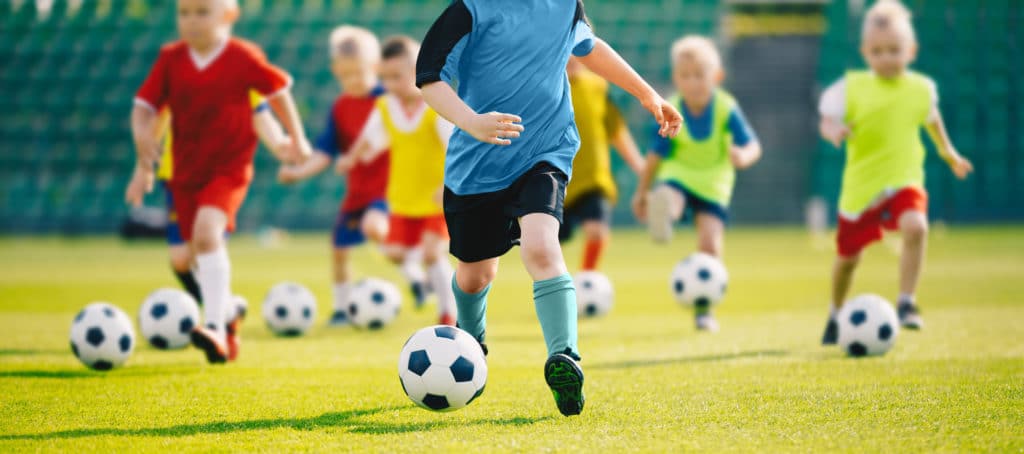 Mehrere Kinder beim Fußballtraining