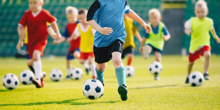 Mehrere Kinder beim Fußballtraining