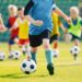 Mehrere Kinder beim Fußballtraining