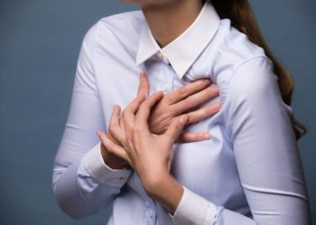 Junge Frau mit Schmerzen in der Brust