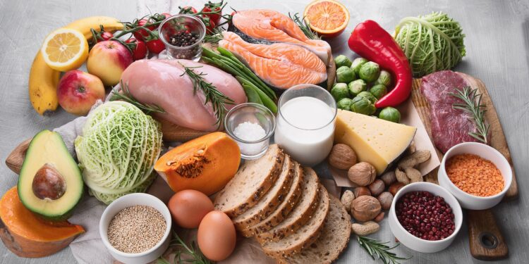 Obst, Gemüse, Fisch, Fleisch, Brot, Eier, Käse, Milch und Nüsse