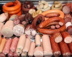 Gefüllte Wursttheke in einem Geschäft