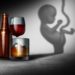 Die Abbildung zeigt einige alkoholische Getränke und im Hintergrund den Schatten eines ungeborenen Kindes.