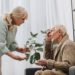 Menschen mit Alzheimer brauchen meist sehr viel Unterstützung, um ihren Tagesablauf zu absolvieren. (Bild:  LIGHTFIELD STUDIOS/Stock.Adope.com)