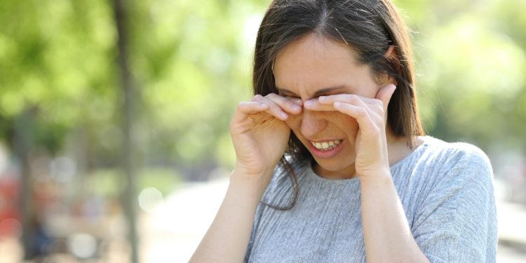 Auge bedeutung zwinkern mit einem Was bedeutet