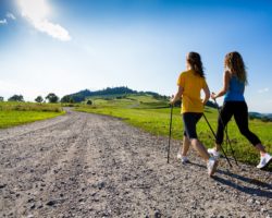 Zwei Frauen beim Nordic Walking