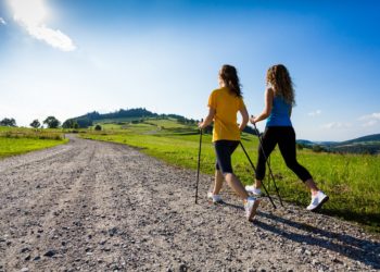 Zwei Frauen beim Nordic Walking