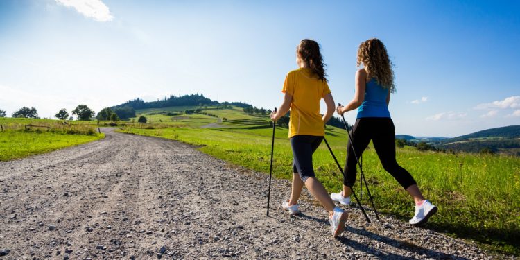 Zwei Frauen beim Nordic Walking