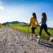 Zwei Frauen beim Nordic Walking