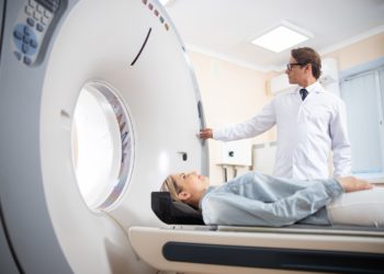 Eine Frau erhält einen CT-Scan.