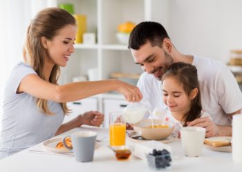 Familie nimmt Frühstück zu sich.