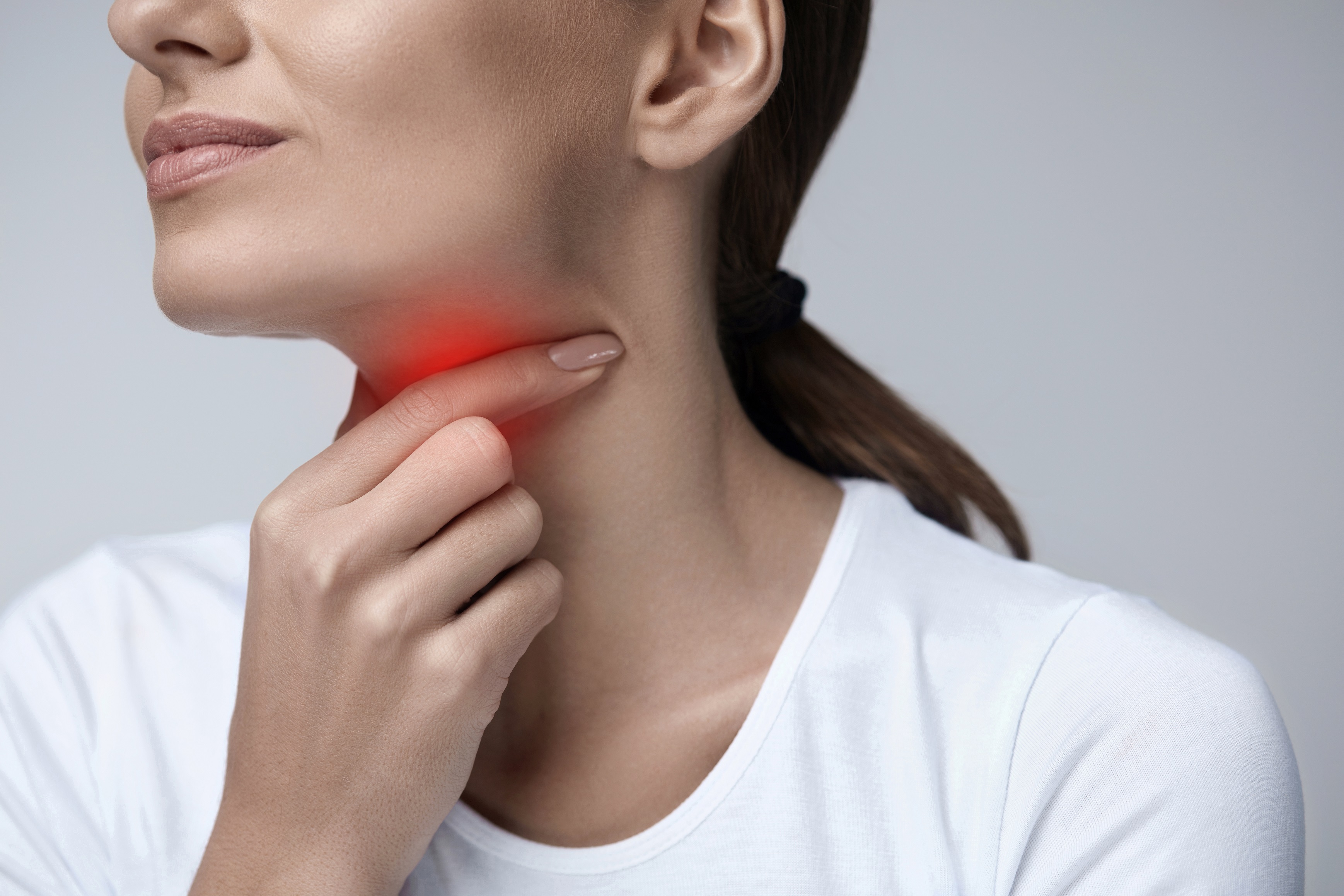 El dolor de garganta después de una infección es un indicador de tiroiditis: la práctica de curar