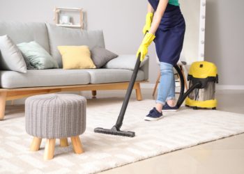 Selbst leichte Aktivität, wie beispielsweise Haus- oder Gartenarbeit, schützt Frauen vor Frakturen. (Bild:  Pixel-Shot/stock.adobe.com)