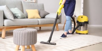 Selbst leichte Aktivität, wie beispielsweise Haus- oder Gartenarbeit, schützt Frauen vor Frakturen. (Bild:  Pixel-Shot/stock.adobe.com)