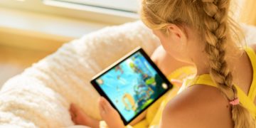 Immer mehr Jugendliche bewegen sich nicht genug. Schuld daran sind häufig Geräte wie Computer, Fernseher, Smartphones und Laptops. Mädchen scheinen besonders stark betroffen zu sein. (Bild:  Kaspars Grinvalds/Stock.Adope.com)