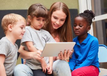 Kinder können negativ durch die Nutzung von digitalen Medien beeinträchtigt werden, was sich auf ihre Aufmerksamkeit, Sprache und Auffassungsgabe auswirkt. (Bild:  Robert Kneschke/Stock.Adope.com)