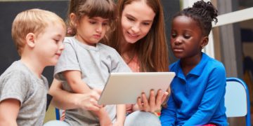 Kinder können negativ durch die Nutzung von digitalen Medien beeinträchtigt werden, was sich auf ihre Aufmerksamkeit, Sprache und Auffassungsgabe auswirkt. (Bild:  Robert Kneschke/Stock.Adope.com)