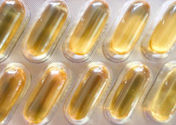 Makroaufnahme von Omega-3-Gel-Kapseln im Blister