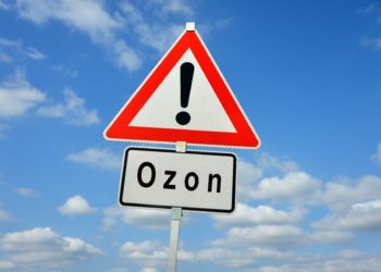 Verkehrsschild mit dem Schriftzug Ozon vor einem leicht bewölkten Himmel