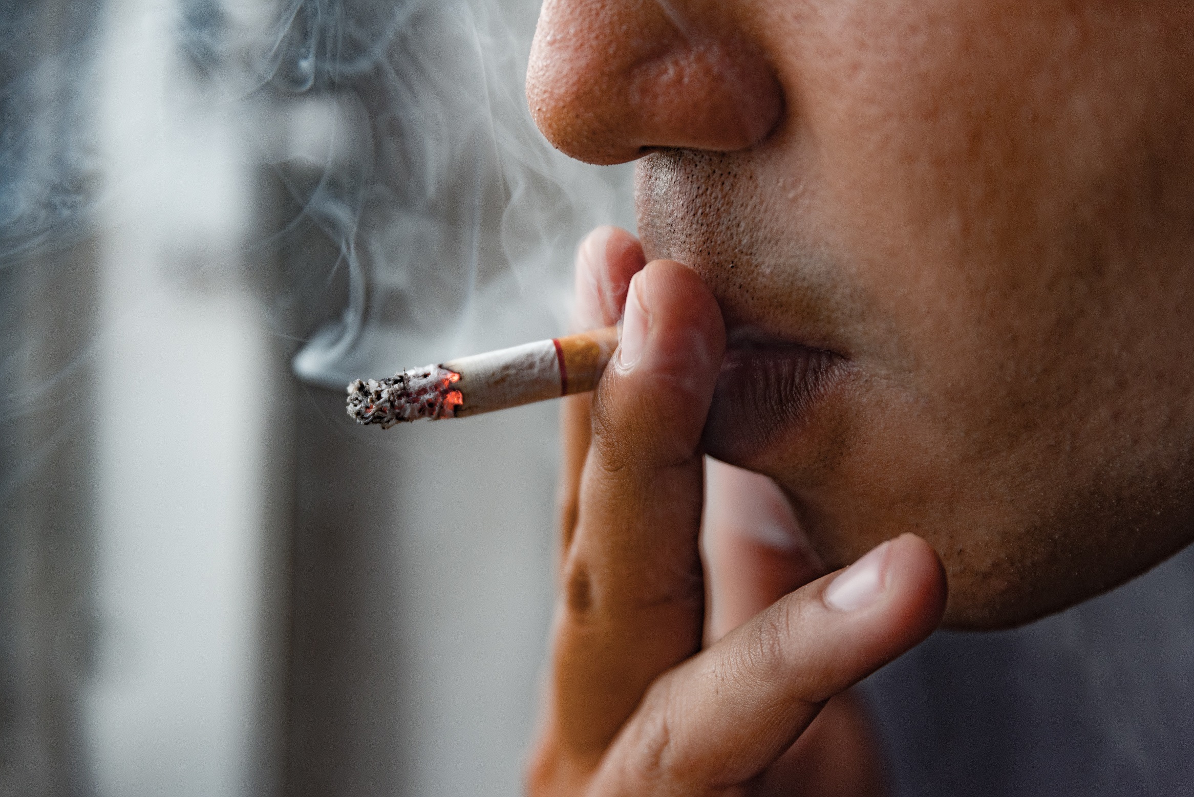 Il fumo aumenta significativamente il rischio di fratture e osteoporosi – una pratica curativa