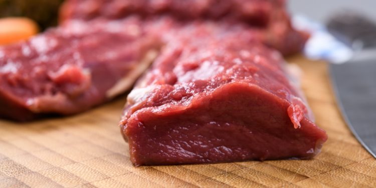 Rohes Rehfleisch auf einem Holzbrett