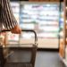 Frau mit Einkaufskorb in einem Supermarkt