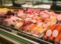 Verschiedene Wurstwaren in einer Wursttheke