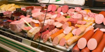 Verschiedene Wurstwaren in einer Wursttheke