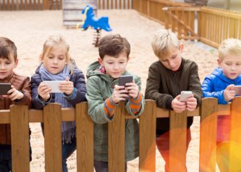 Immer mehr Kinder und Jugendliche werden süchtig nach ihrem Smartphone. (Bild:  JackF/Stock.Adope.com)