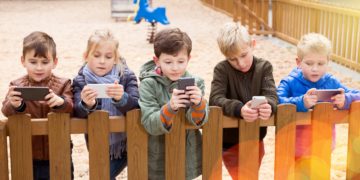 Immer mehr Kinder und Jugendliche werden süchtig nach ihrem Smartphone. (Bild:  JackF/Stock.Adope.com)