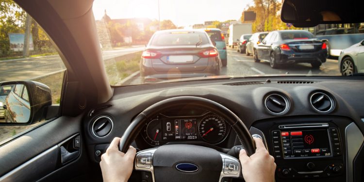 Auto steht im Stau