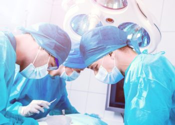 Ärzte führen eine Operation am Oberkörper durch.