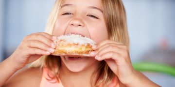 Nehmen unsere Kinder zu viel Zucker zu sich, was im späteren Leben zu ungesunden Essgewohnheiten führen kann? (Bild:  Monkey Business/Stock.Adope.com)