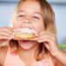 Nehmen unsere Kinder zu viel Zucker zu sich, was im späteren Leben zu ungesunden Essgewohnheiten führen kann? (Bild:  Monkey Business/Stock.Adope.com)