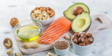 Olivenöl, Rapsöl, Traubenkernöl und Avocadoöl gelten als gesunde Fette. (Bild: anaumenko/stock.adobe.com)